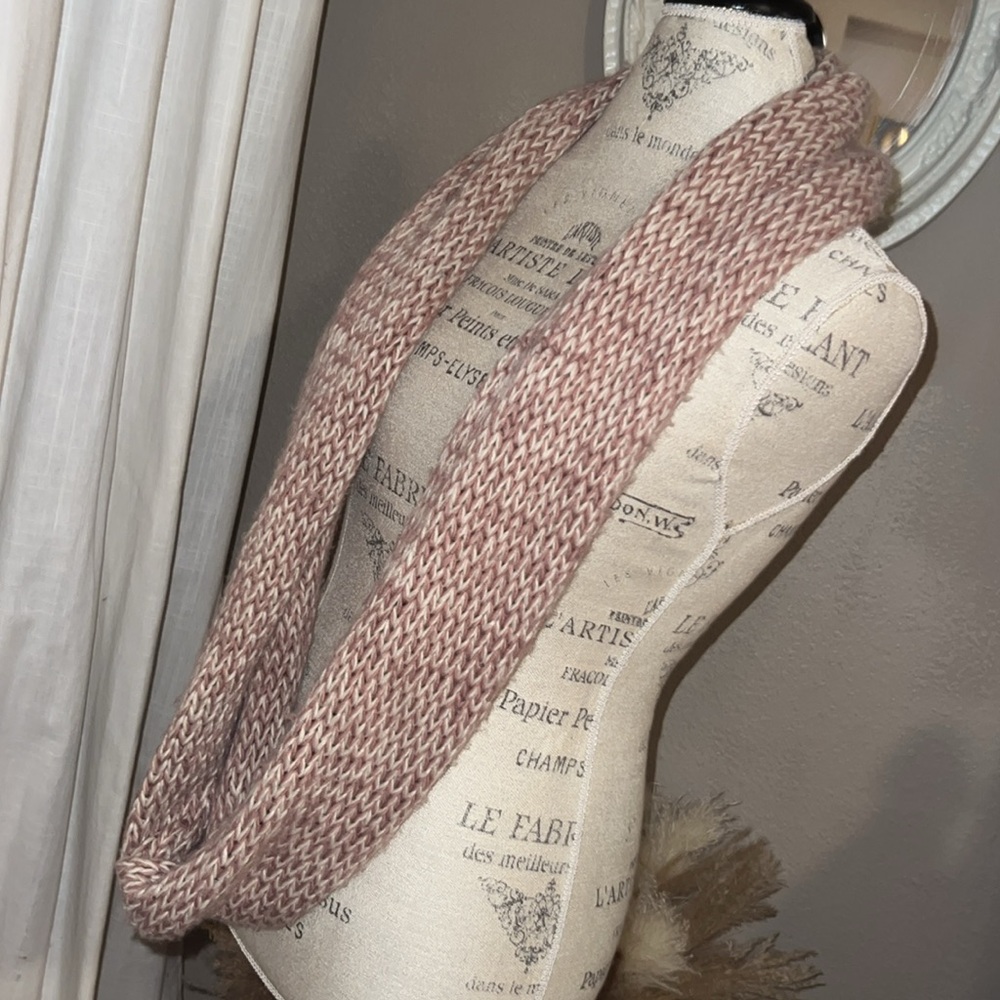 Rose pink mauve ivory white knit neck scarf 🧣 infinity wrap women’s accessory - Picture 6 of 7